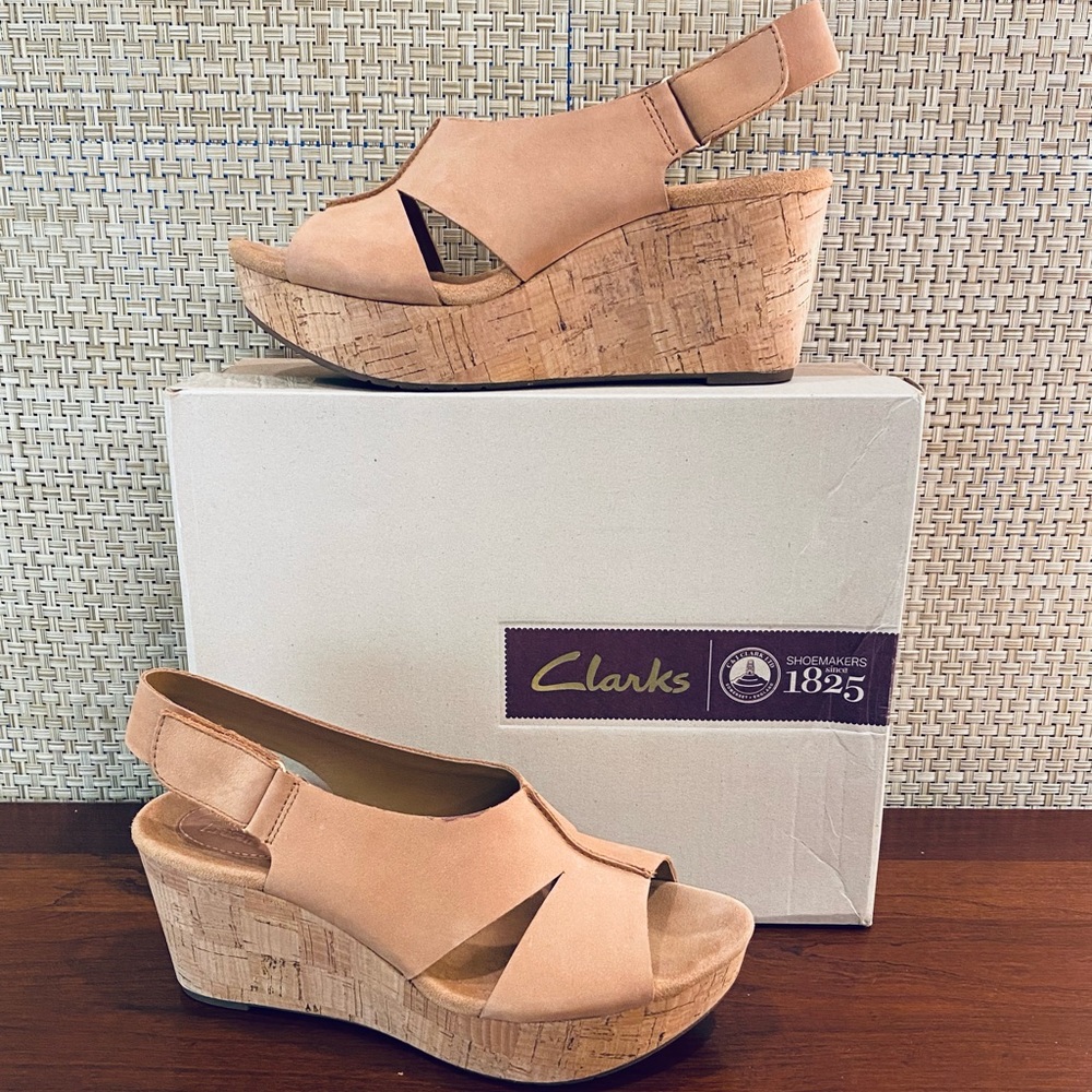 π11xHPππLike New! Clarks Artisan Wedge Sandals Caslynn Tan Nubuck 9M - Picture 1 of 12